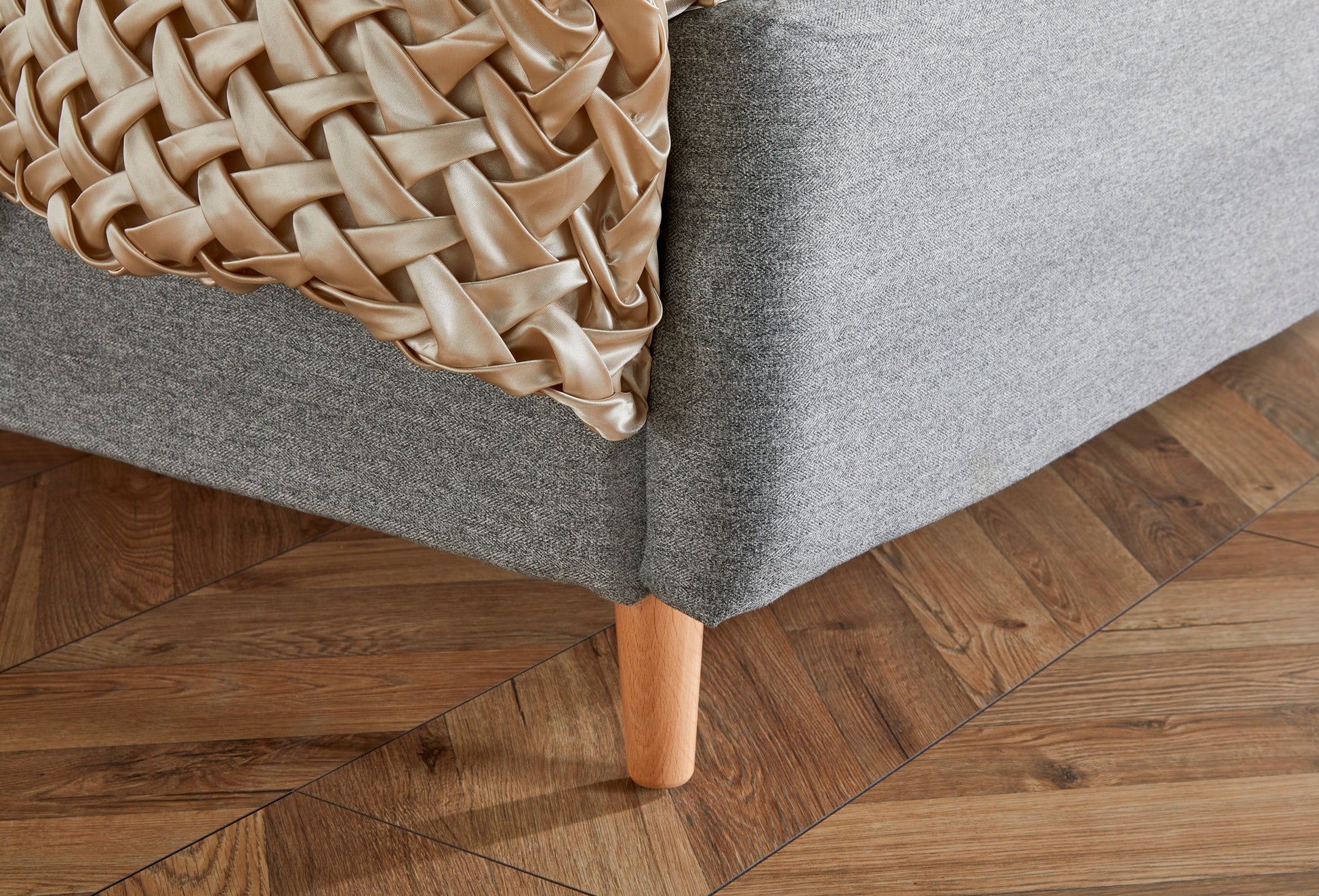 Lennon Upholstered Bed With Chesterfield Headboard And High Footboard-6