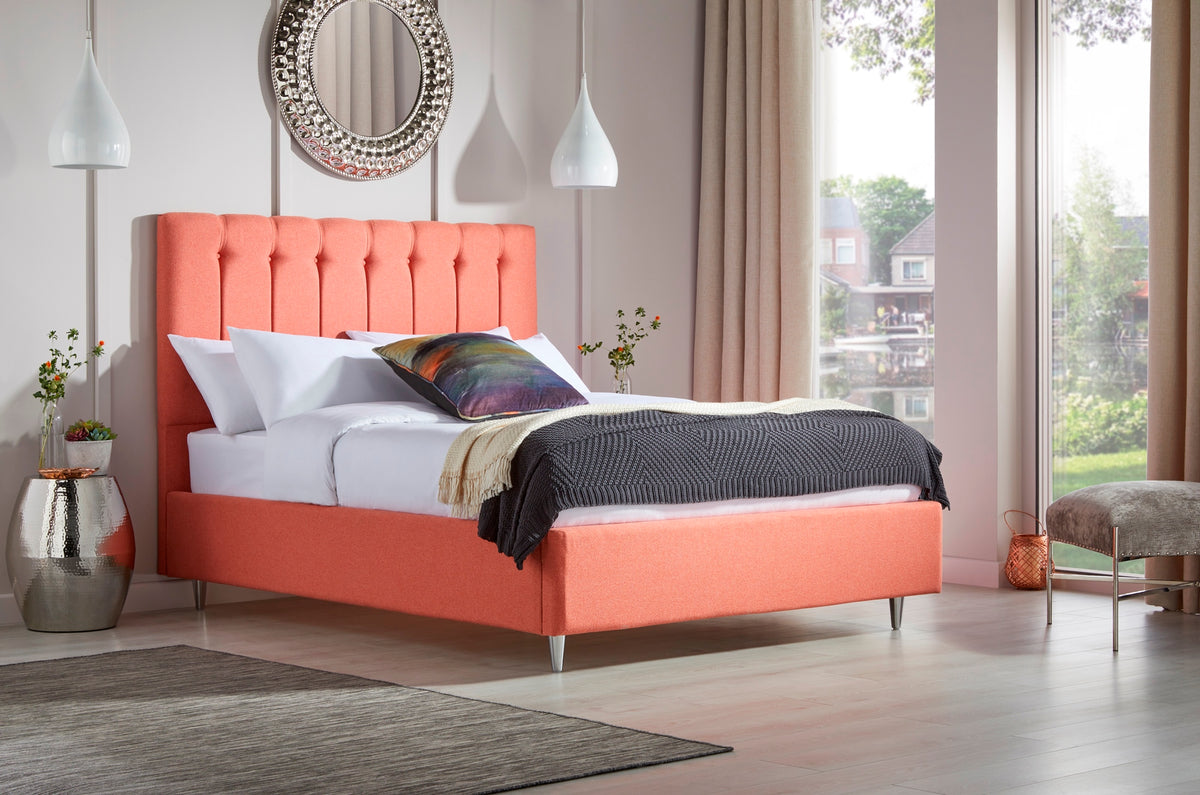 Lenny Upholstered bed with button-backed headboard